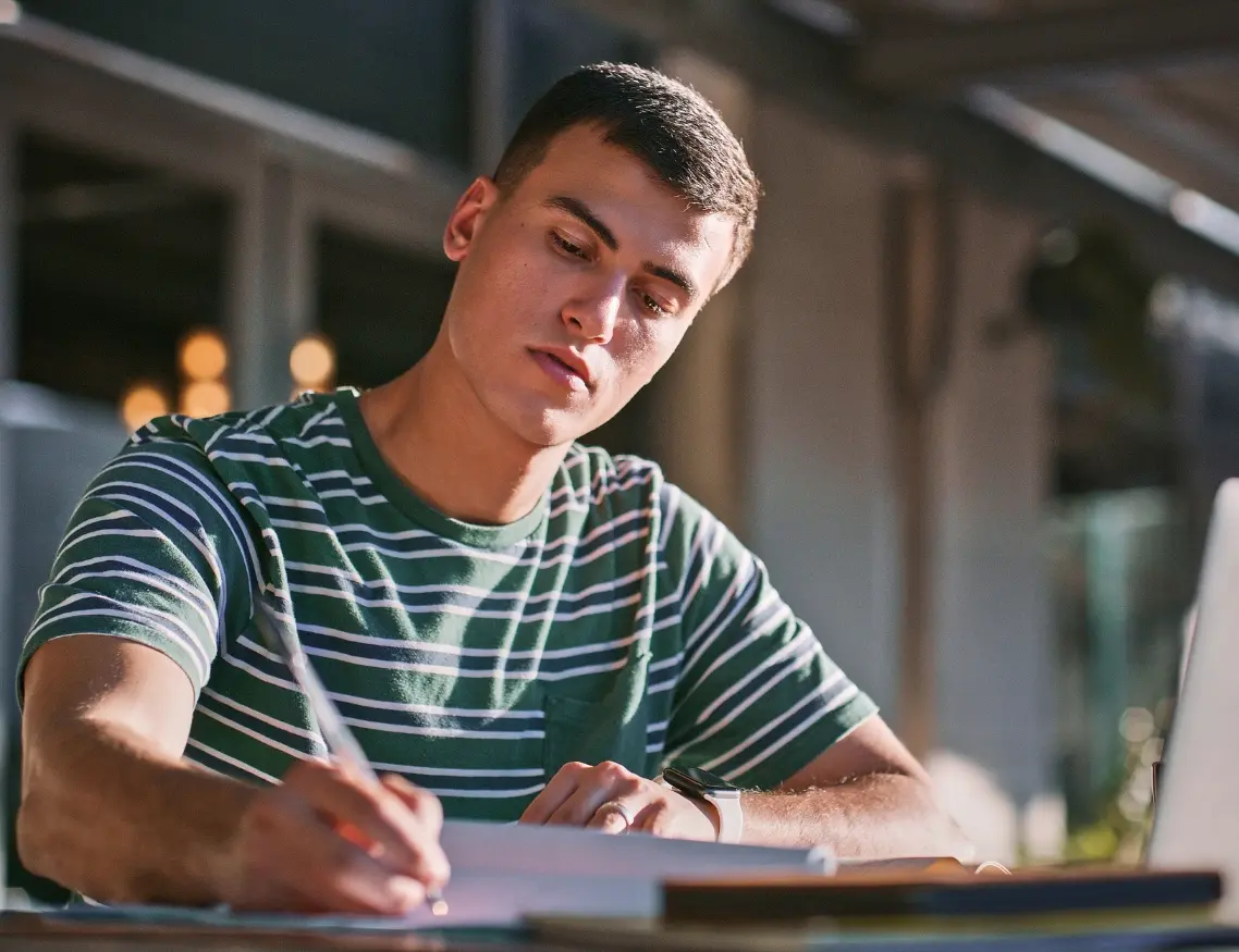 Estudiante joven de Anáhuac Querétaro realizando sus tareas con ayuda ética en la inteligencia artificial