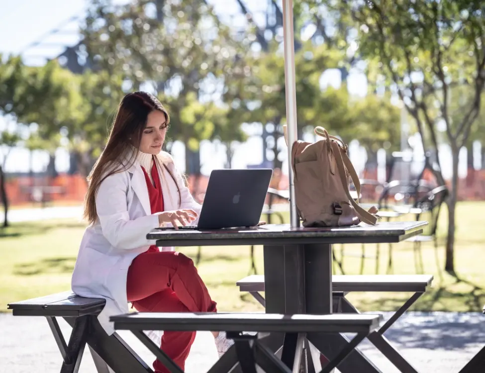 Chica joven realizando una prueba vocacional en la Universidad Anáhuac Querétaro