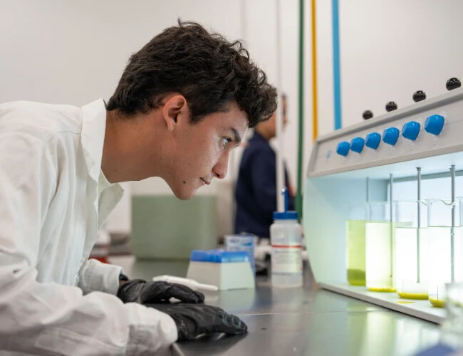 Estudiante de ingeniería quimica en laboratorio anahuac querétaro