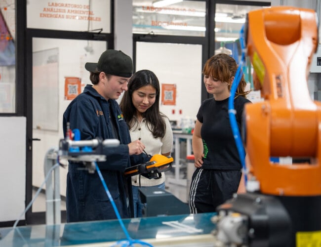 Estudiantes de la escuela de ingenierías operando maquinaria en campus anahuac querétaro