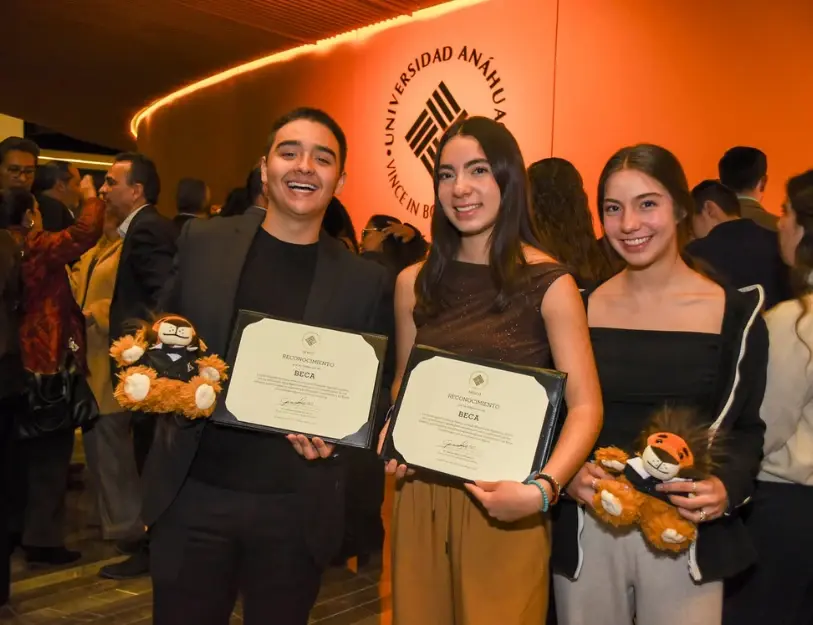 Estudiantes de la Anáhuac recibiendo su beca para sus estudios universitarios