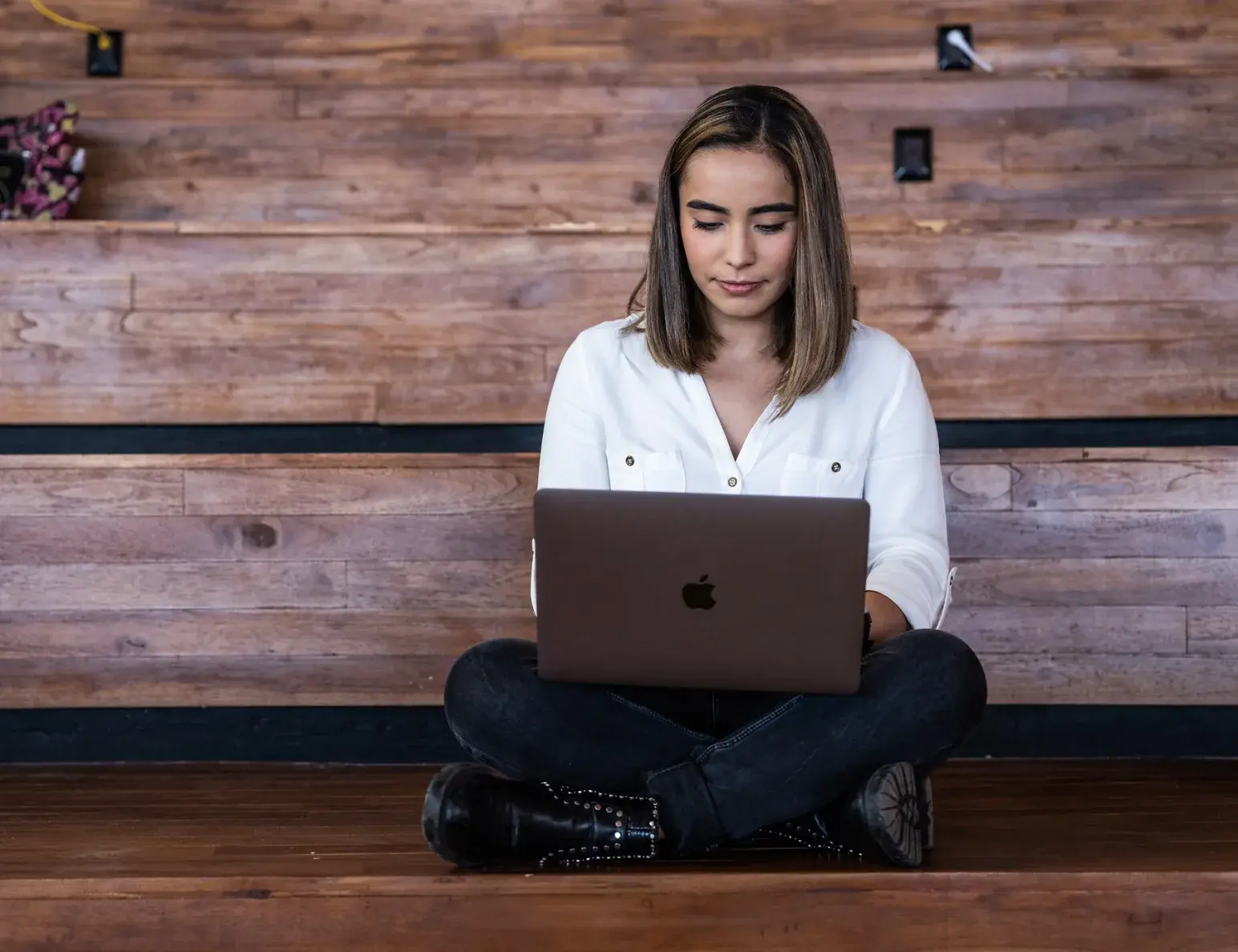 Estudiante de Anáhuac Querétaro viendo usando en su laptop modelos de negocio digitales
