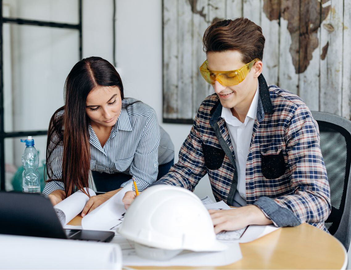 Ingenieros que tomaron el Engineering Bootcamp del MIT trabajando con equipo de seguridad