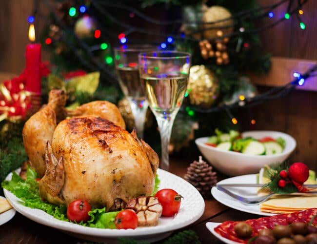 Pavo y bebidas servidos en mesa con platillos de Navidad en México