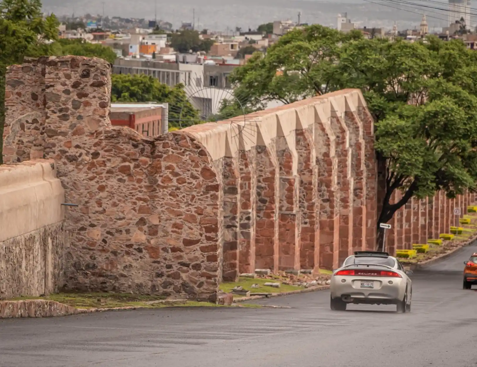 Carretera y acueducto en Querétaro, una de las ciudades con la mejor calidad de vida del mundo
