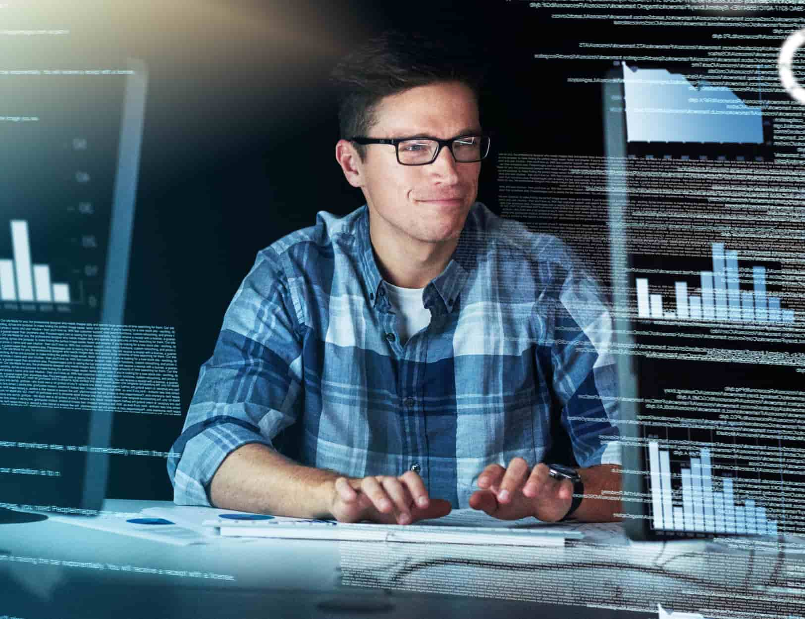 Joven con lentes estudiando Ciencia de Datos y viendo gráficas de barras