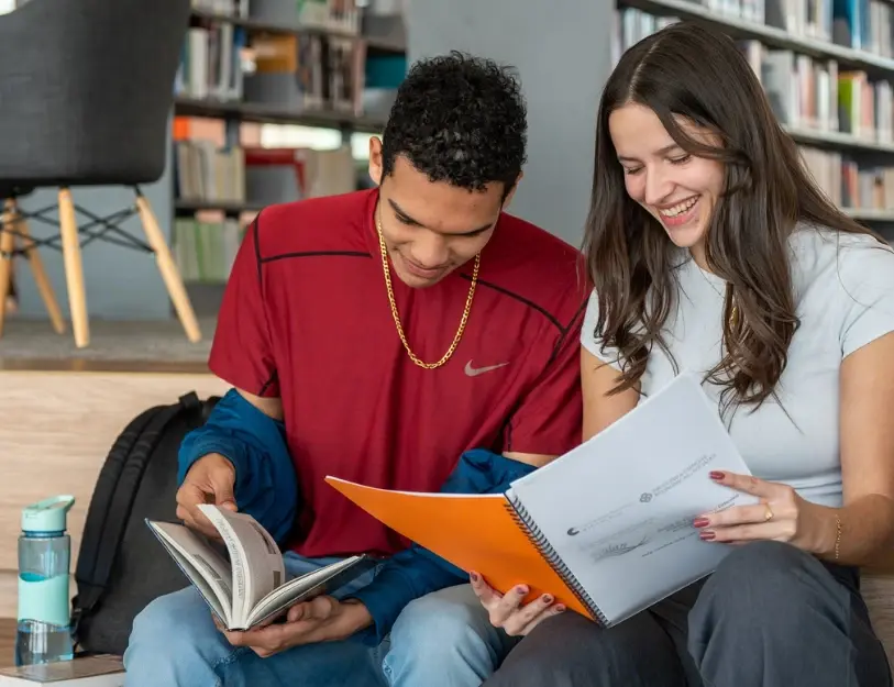 Estudiantes de la licenciatura en Derecho en la Anáhuac Querétaro estudiando en la biblioteca