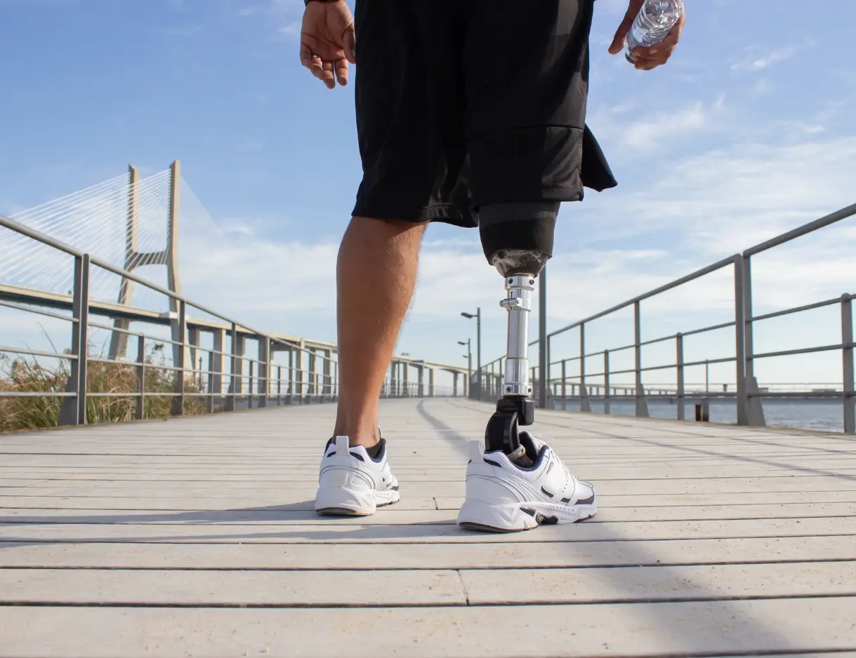 hombre con pierna prostética mostrando como es ser un augmented human en la era de la tecnología