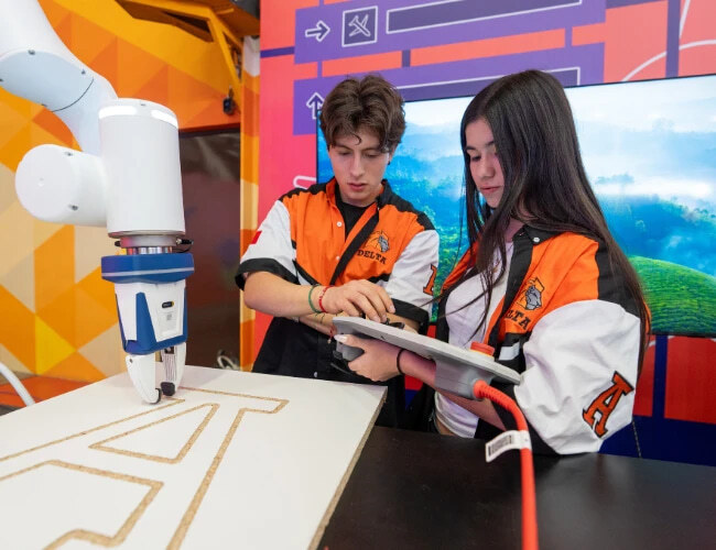 Alumnos diseño industrial Anahuac operando maquina de impresión