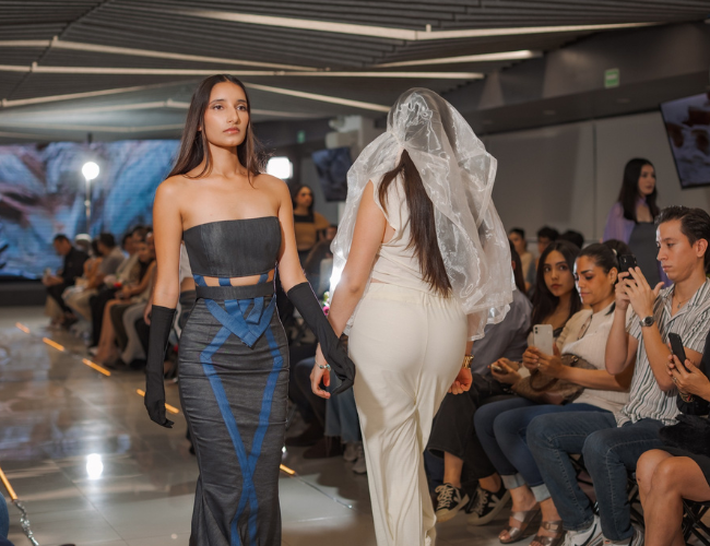 Modelos caminando por una pasarela exhibiendo atuendos diseñados por alumnos de la carrera de Diseño de Modas Anáhuac Querétaro
