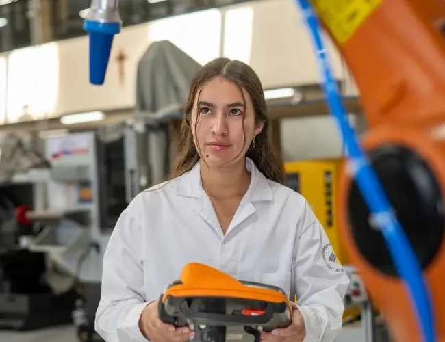 Estudiante de ingeniería mecánica de la Universidad Anáhuac Querétaro operando el equipo práctico del taller de tecnología