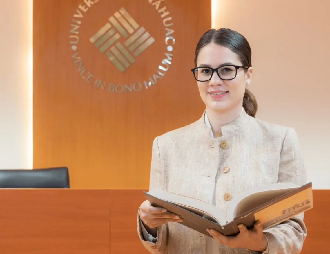 Estudiante de derecho de la Anáhuac Querétaro haciendo una lectura en un cuarto de corte