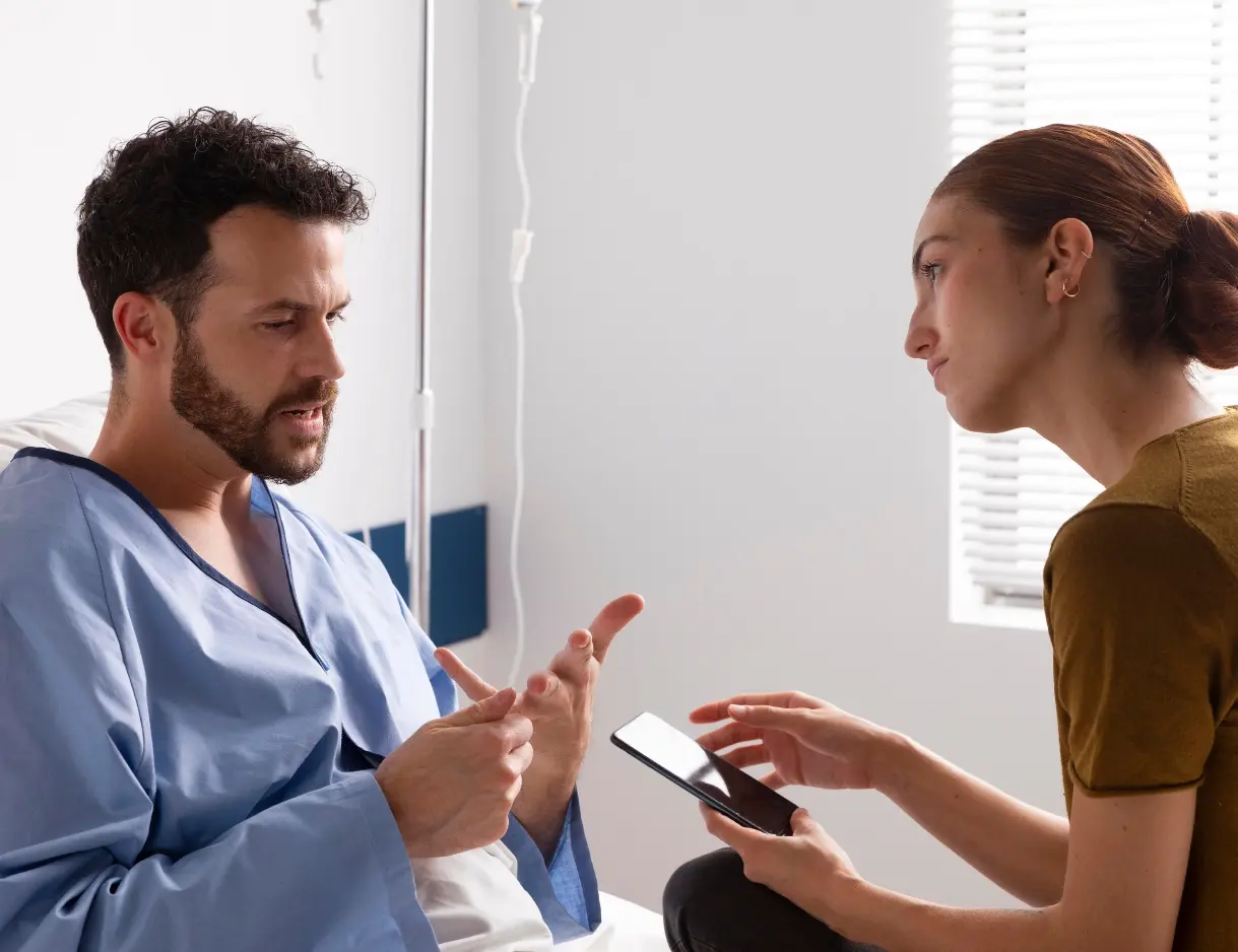 Una profesional en pedagogía hospitalaria escuchando a un paciente y haciendo acompañamiento
