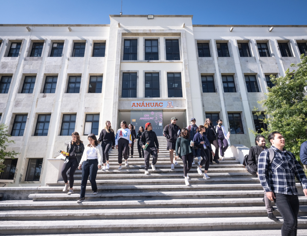 Alumnos foráneos de la comunidad Anáhuac Querétaro saliendo de clase