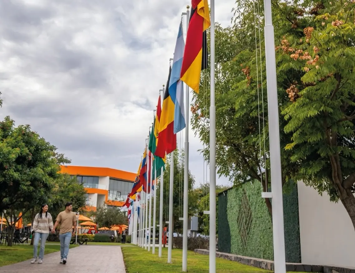 Estudiantes de la Anáhuac Querétaro caminando por la caminata de banderas del campus