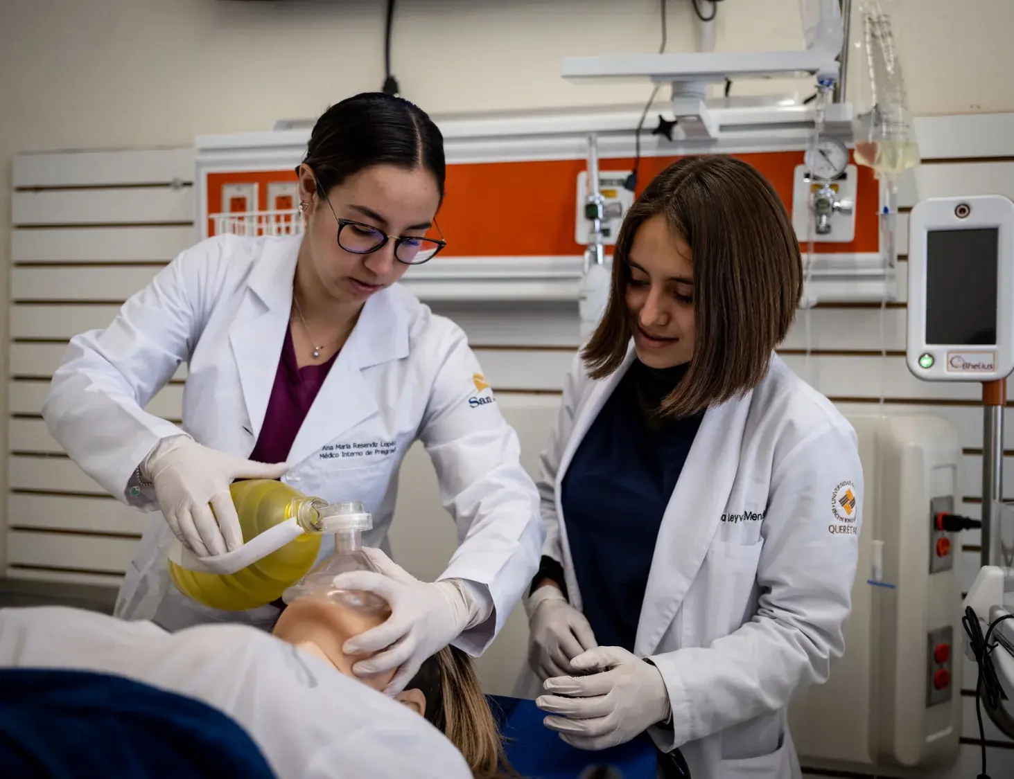 Alumnos de la Anáhuac Querétaro haciendo lo mismo que hace un médico cirujano en su trabajo