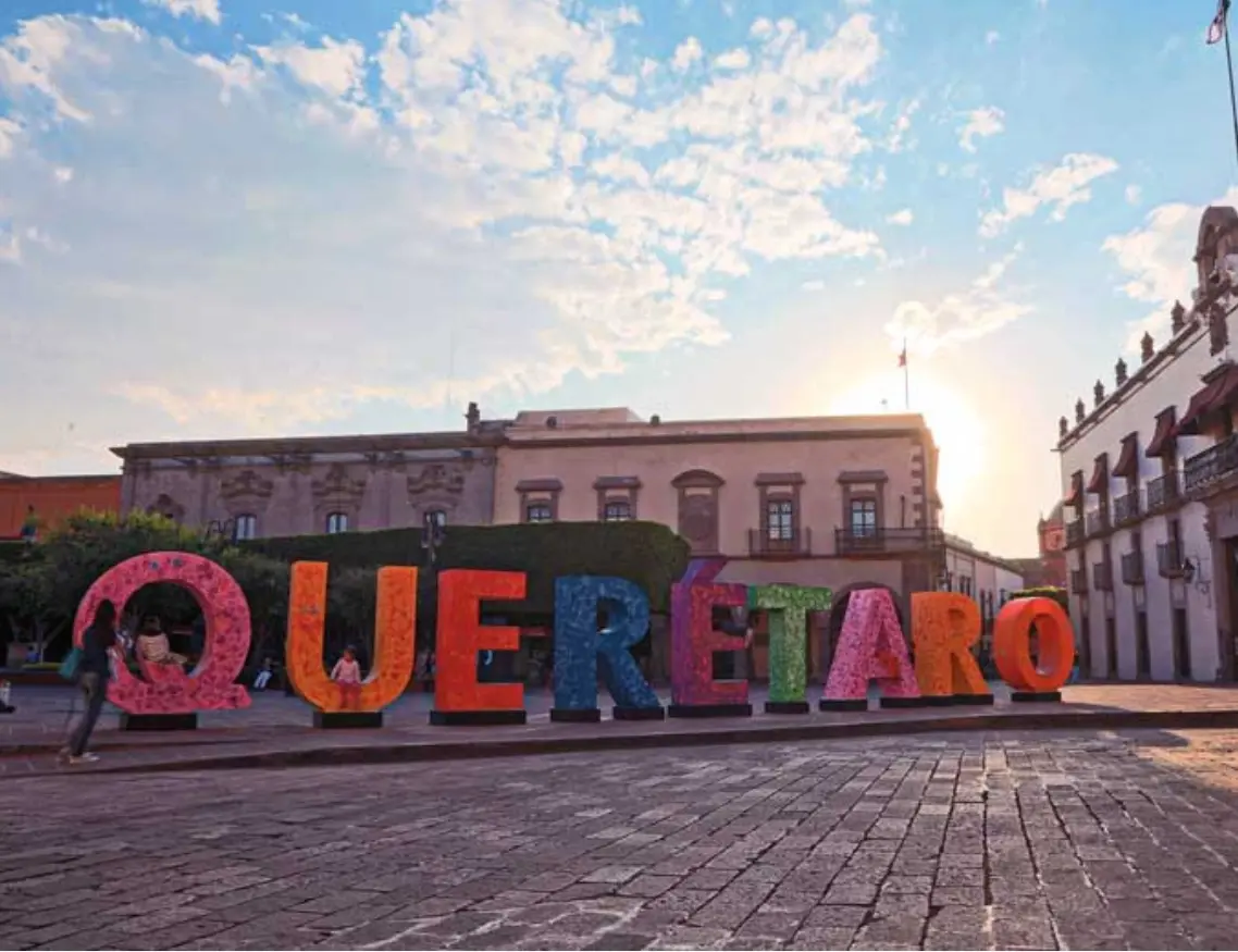 Letrero que lee Querétaro en el centro de la ciudad mostrando todo lo que hay que hacer en Querétaro