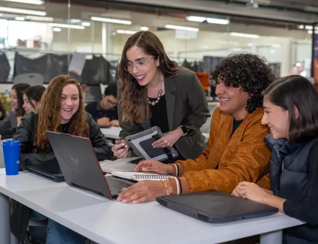 Grupo de estudiantes preuniversitarios revisando las convocatorias de beca concurso de la Anáhuac Querétaro