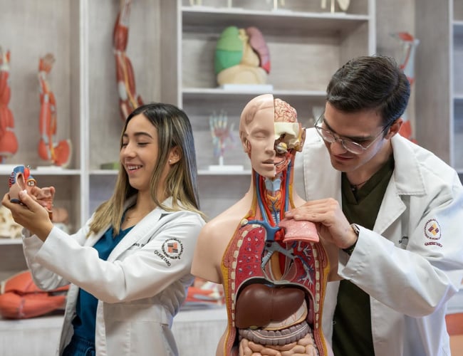 Foto de estudiantes de médico cirujano viviendo la realidad de ser un médico