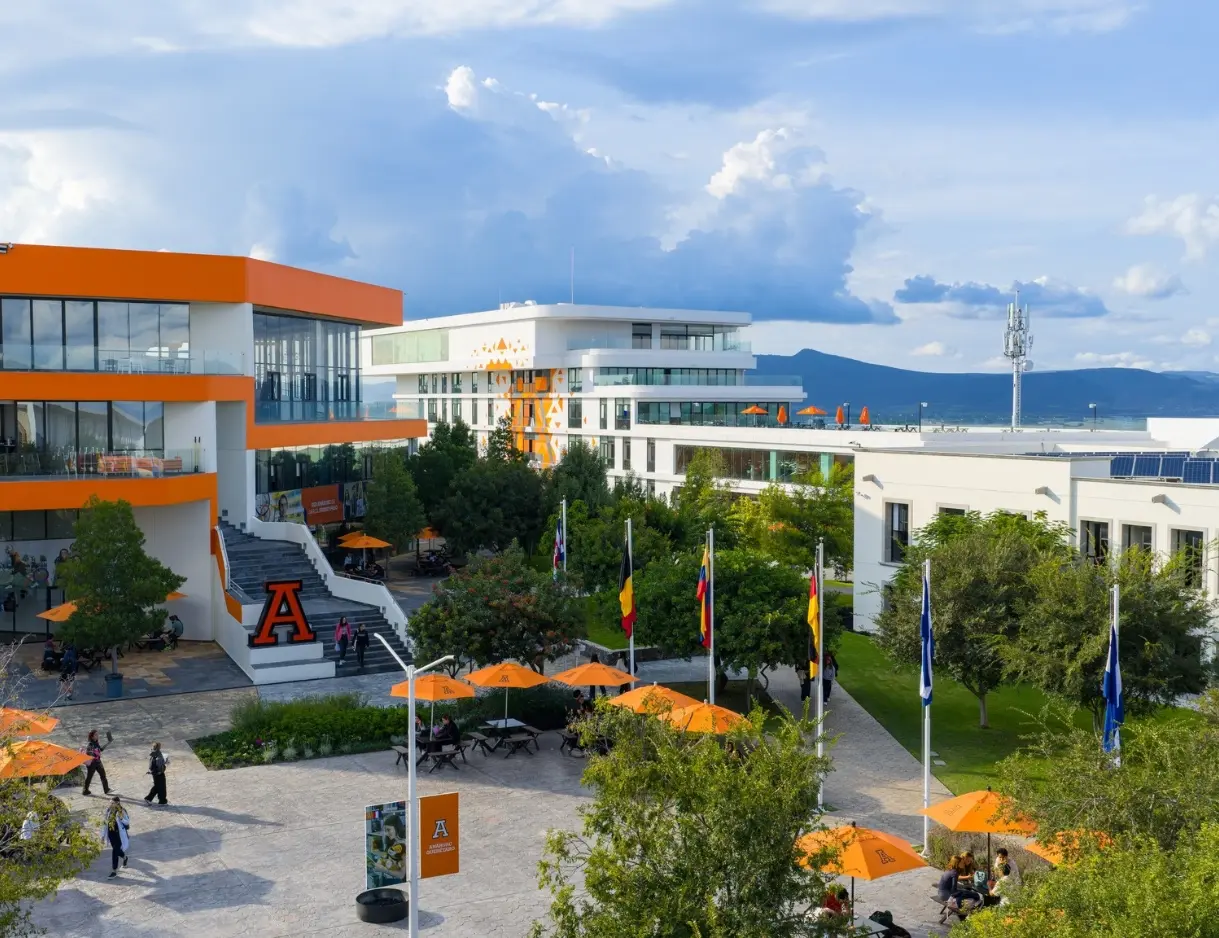 Campus de la Universidad Anáhuac Querétaro, destacando las banderas de los países que tienen programas internacionales