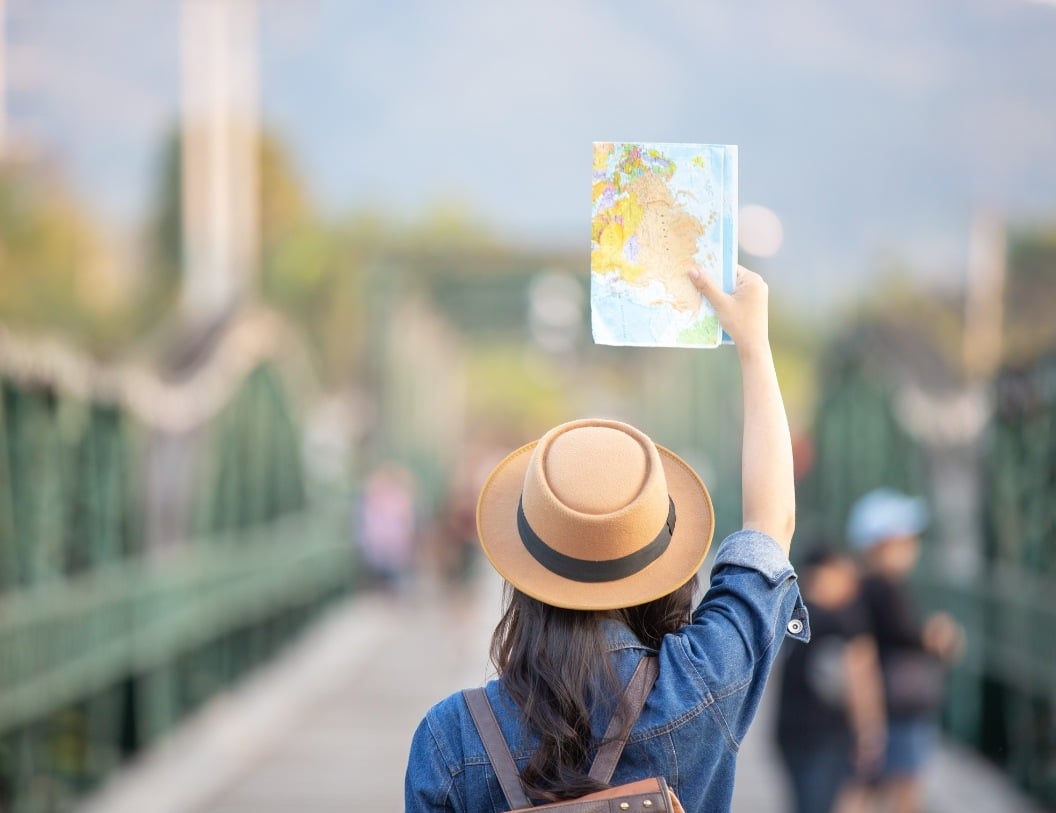 Turista levantando un mapa de viaje con los destinos más visitados del mundo