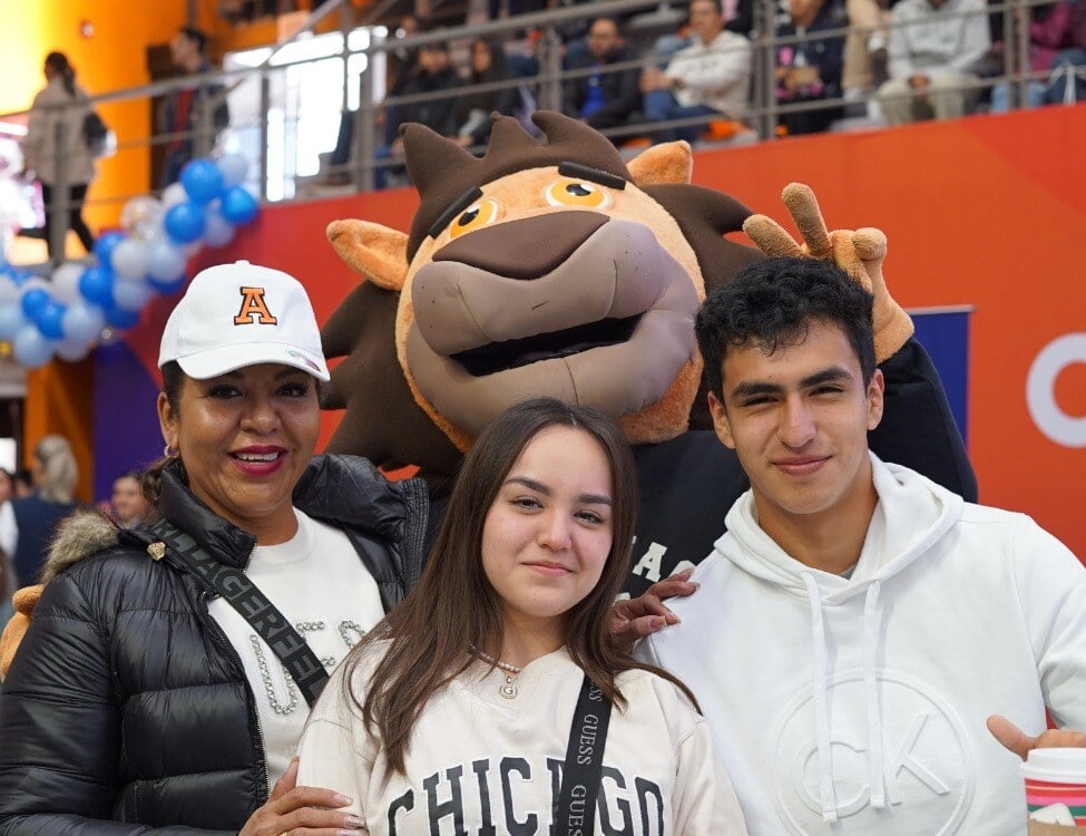 Mamá con sus hijos estudiantes en el Open Day de Anáhuac Querétaro