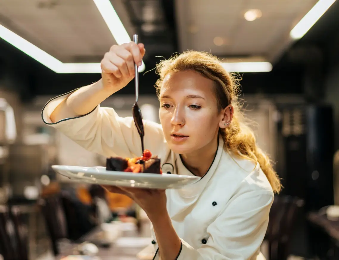 Una chef decorando un platillo disfrutando de las ventajas de estudiar gastronomía en Querétaro
